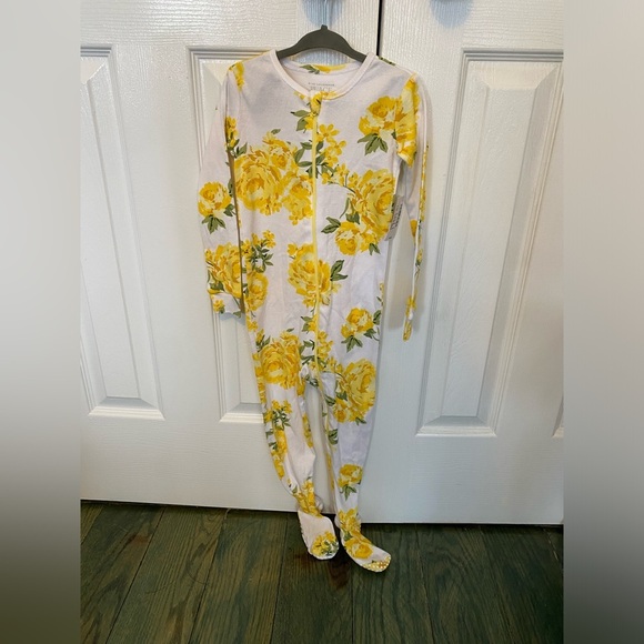 Children’s place bundle of two pajama zippered onesies 2T but looks bigger to me - Picture 2 of 4